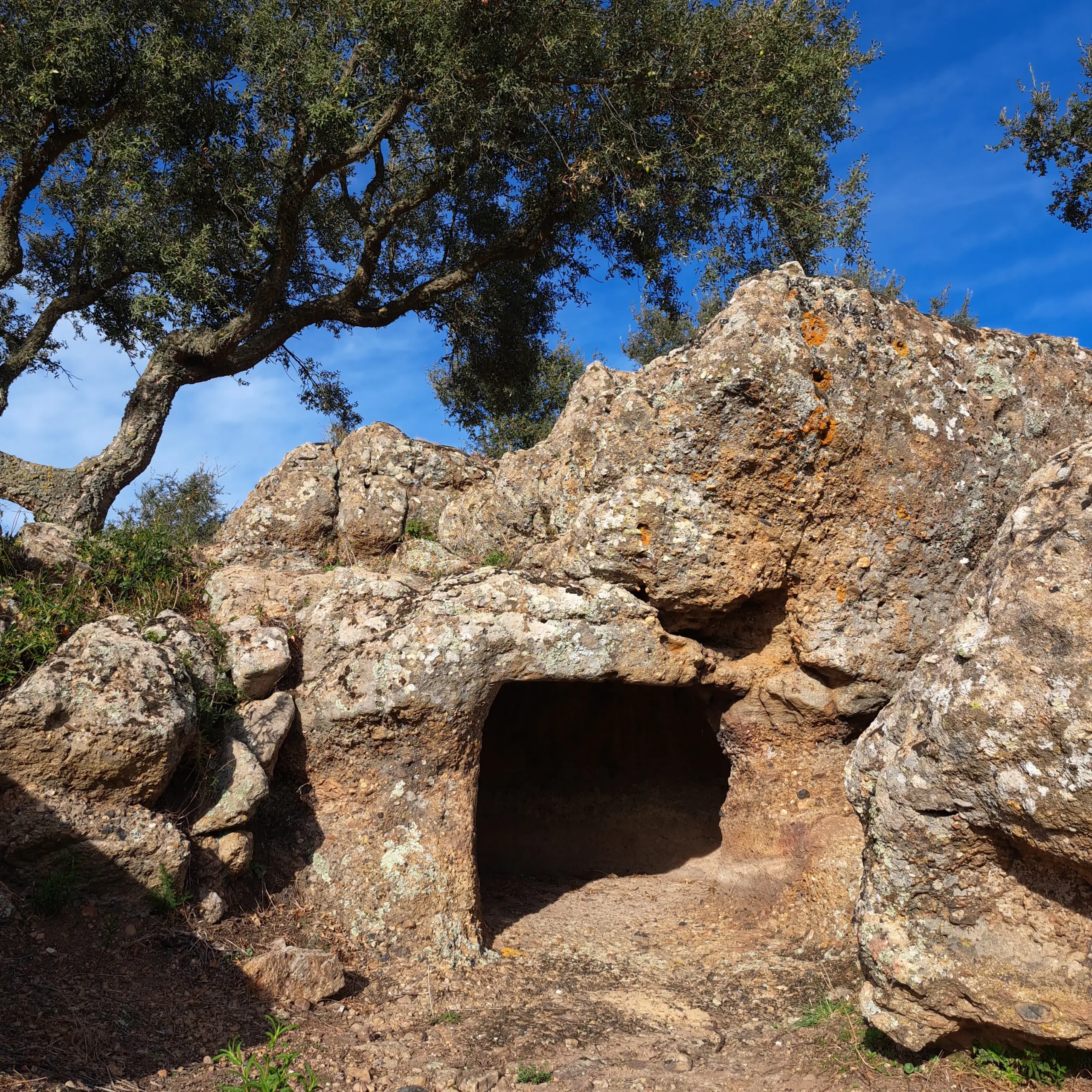 Domus de Janas di Serrioni patrimonio UNESCO durante le passeggiate esperienziali Sardegna